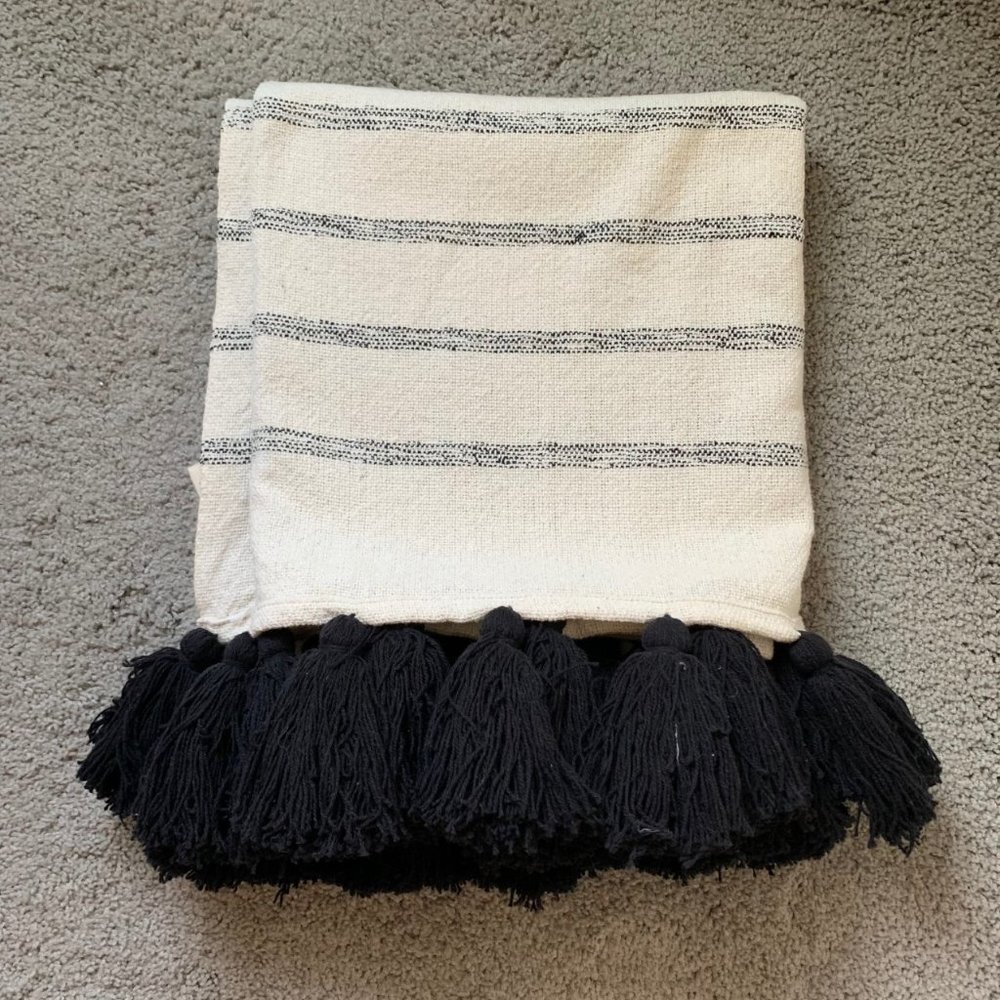 Brand New Urban Outfitters 4040 Locust Slidell Throw Blanket - Black 50% OFF